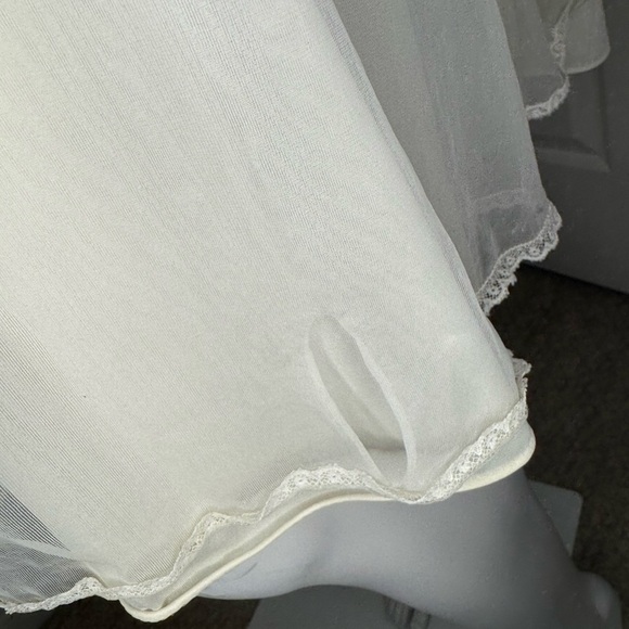 1960 Vintage Cream Chemise with Lace Detailing and Flowing Sleeves.  #148 - Picture 5 of 13